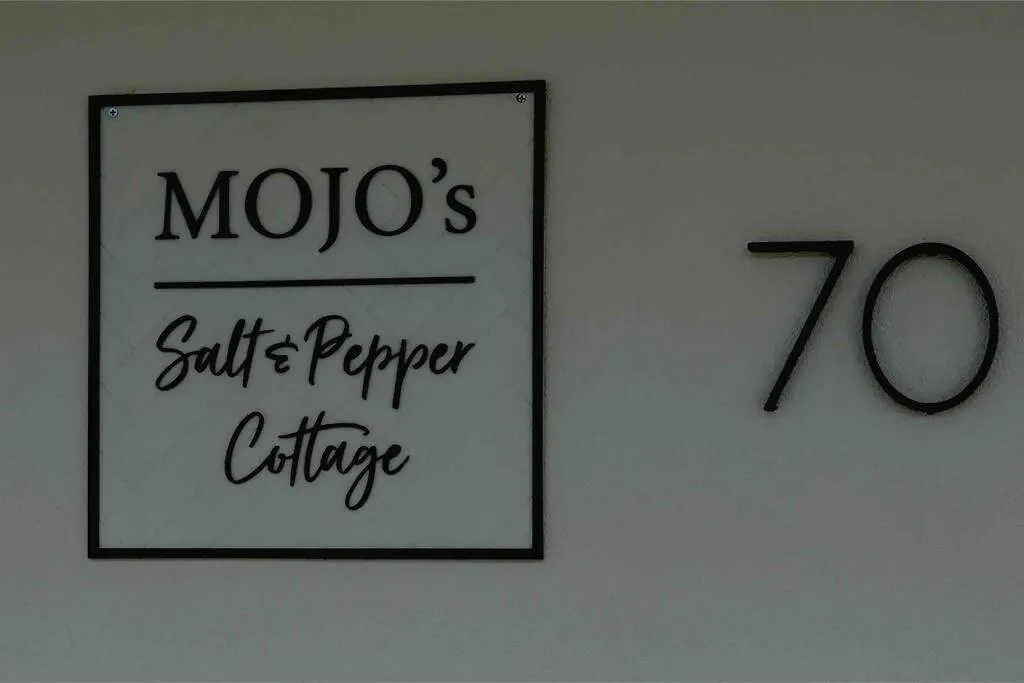 펜션 Mojos Salt & Pepper Cottage 500M To Beach 팜코브